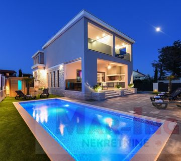 PRIVLAKA - vila sa bazenom - cover