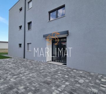 Apartman u Pagu 75m2 - POGLED NA MORE - cover