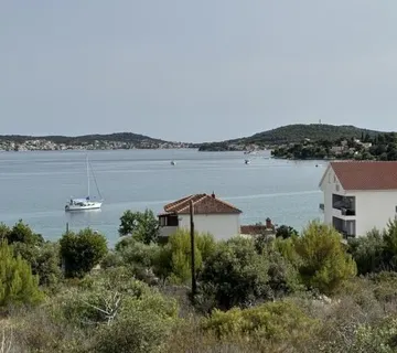 GRAĐEVINSKO ZEMLJIŠTE 1115m2 SA POGLEDOM NA MORE, 30M OD PLAŽE - Rogoznica