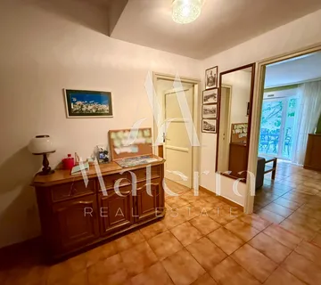 Crnica - Samostojeća Kuća S Tri Stambene Jedinice - Šibenik
