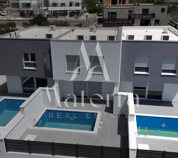 Vodice, Etažni Stan Sa 3 Spavaće Sobe, Bazen I Vrt - C1