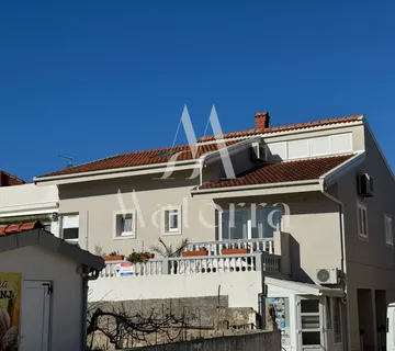 Tribunj/centar, Kuća Sa 3 Stana + Poslovni Prostor