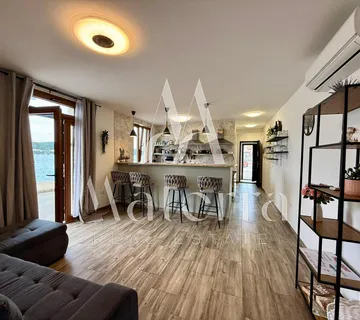 Tisno - Jednosoban Stan, Prvi Red Do Mora, P = 49 M2