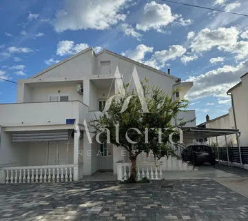 Novouređena Kuća Sa 6 Apartmana, Plaža 350m - Vodice