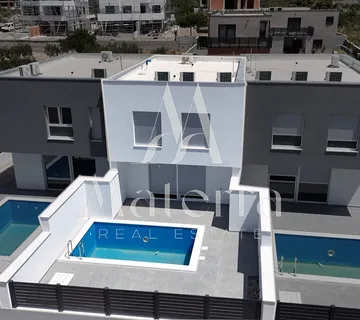 Vodice, Etažni Stan Sa 3 Spavaće Sobe, Bazen I Vrt - C2