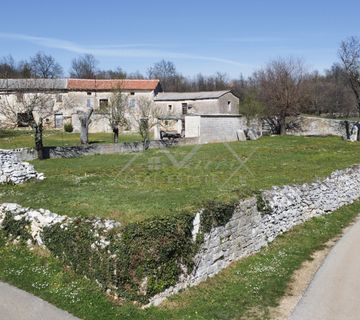 Poreč okolica, kamena kuća za adaptaciju sa predivnim dvorištem - cover