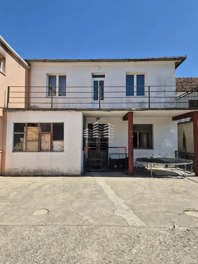 Kuća za renoviranje površine 146m2, 450m2 okućnice, Staševica - cover