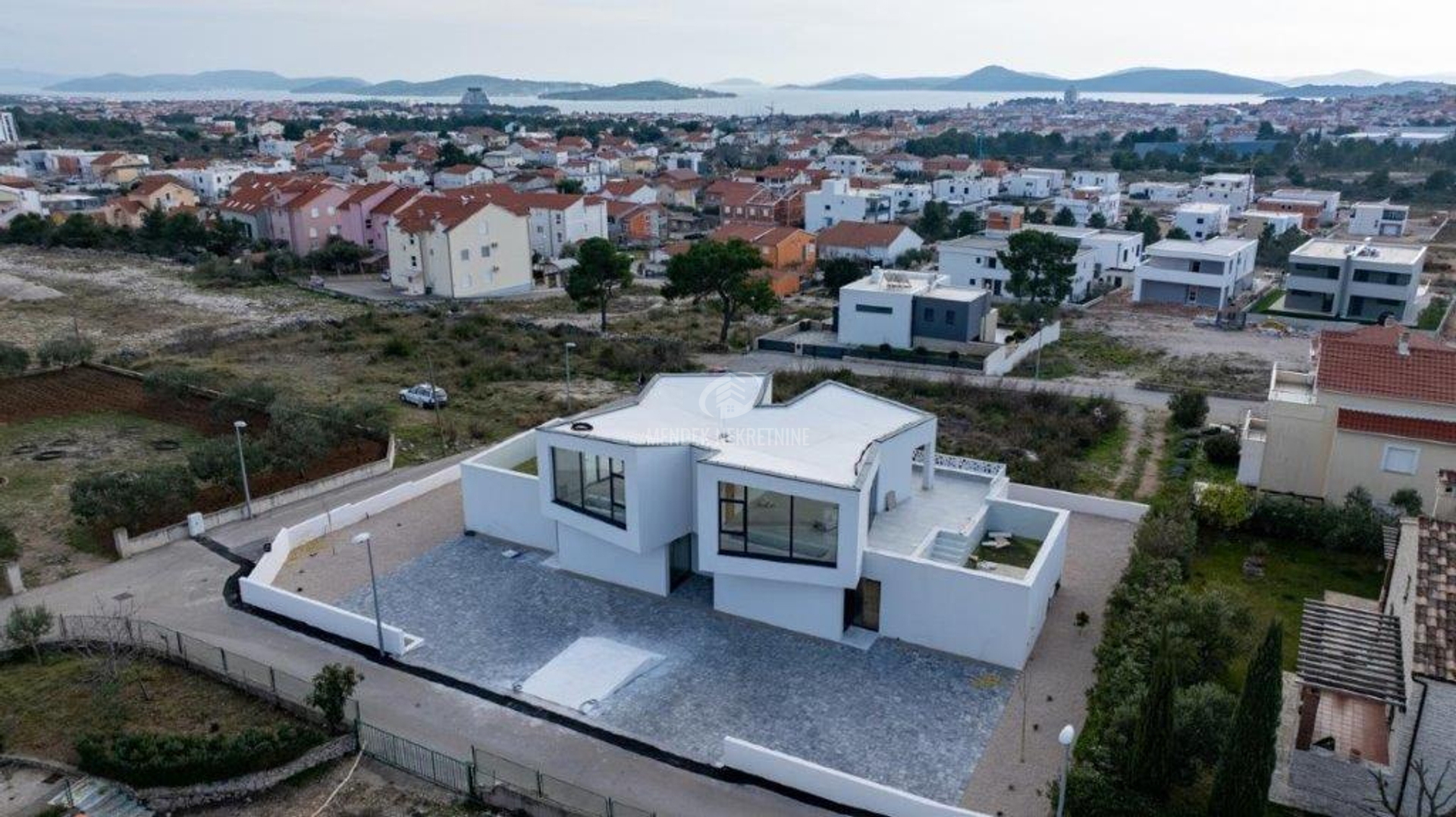 BEZ PROVIZIJE! NOVOGRADNJA! LUKSUZNA VILA 179 m2 S BAZENOM, VODICE, PRODAJA - cover