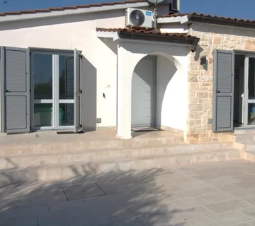 Na prodaju – Mediteranska prizemnica s bazenom i ljetnom kuhinjom, u blizini Poreča - cover