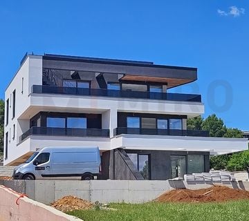 Krk grad, jednosoban luksuzni apartman u urbanoj vili s pogledom na more! - cover