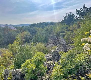 Vrbnik, građevinsko zemljište s panoramskim pogledom na more! - cover