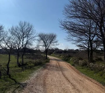 MJEŠOVITO ZEMLJIŠTE IZNAD ZADRA- CRNO - cover