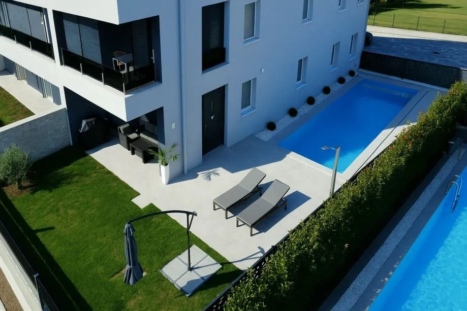 NOVIGRAD-STAN U PRIZEMLJU SA BAZENOM NA PRODAJI (prodaja) - cover