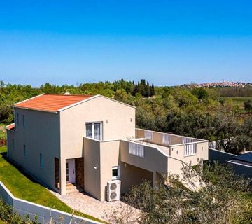Predivna villa na mirnoj lokaciji, Novigrad, Istra - cover