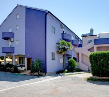Apartmanska kuća sa ugostiteljskim objektom, Medulin, Istra - cover