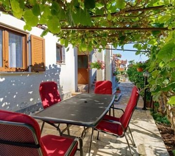 Apartmanska kuća na dobroj lokaciji, Novigrad, Istra - cover