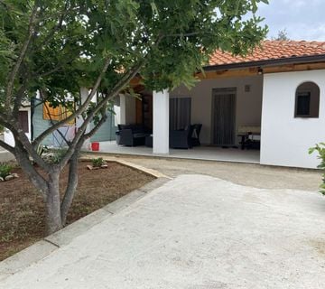 Kuća u blizini mora, Kavran, Istra - cover