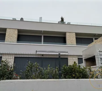 Moderno opremljena kuća u nizu, Novigrad - cover