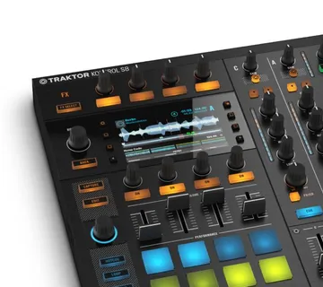 Native Instruments Traktor Kontrol S8 DJ kontroler - cover