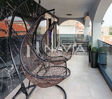 NOVOUREĐENA KUĆA S DVA STANA I GARAŽOM - cover