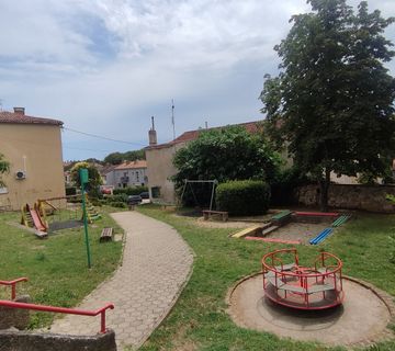 Istra, Pula, širi centar, obiteljski stan 57,31m2 za renovaciju, 2SS+DB, u starijoj novogradnji, #prodaja - cover