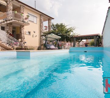 Istra, Fažana, Valbandon, obiteljska kuća sa bazenom i 3 apartmana, #prodaja - cover