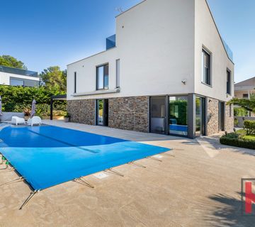 Istra, Fažana, luksuzna vila sa bazenom i uređenom okućnicom 642 m2, 100 m od mora, lift - cover