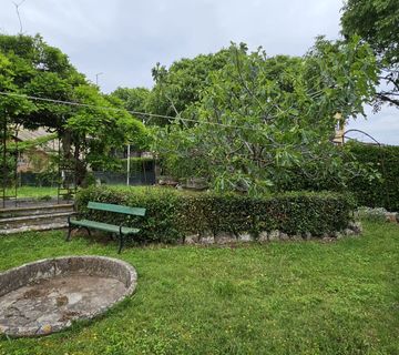 Rovinj, stan u austrougarskoj zgradi od 109m2 sa 500m2 okućnice i dvije garaže #prodaja - cover