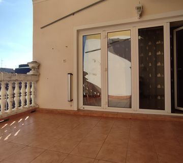 Istra, Pula, centar, stan 180,79 m2 sa dvije stambene jedinice, 50-tak m do Zlatnih vrata - cover