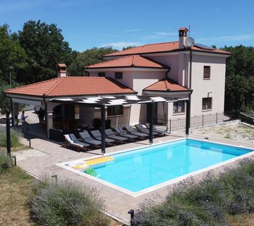 Rovinj, spoj moderne i rustikalne vile sa bazenom na 2500m2 okućnice - cover