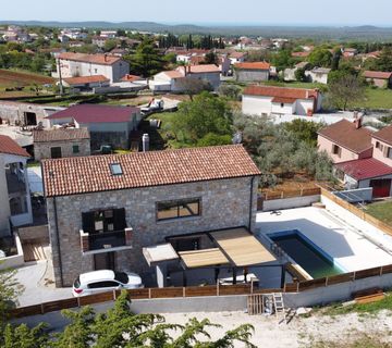Istra, Kanfanar, autentična villa 200 m2 s bazenom i pogledom na more - cover