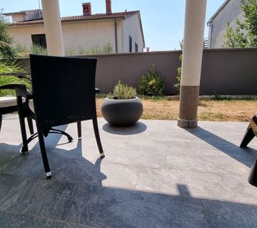 Pješčana uvala, vila sa 7 apartmana na 200m od plaže - cover
