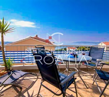 TROGIR, SEGET: kuća sa 6 apartmana! - cover