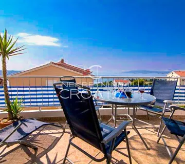 TROGIR, SEGET: kuća sa 6 apartmana!  - cover