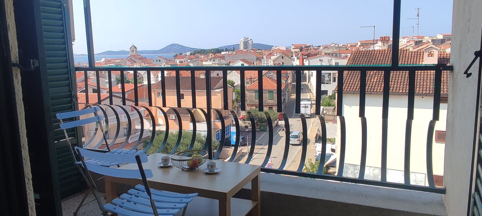 Vodice, mali apartman u samom centru s pogledom na more - cover