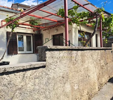 KUĆICA BLIZU MORA - SVETI JURAJ - cover