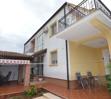 POREČ 2 km -KUĆA SA DVA STANA NA PRODAJI (prodaja) - cover