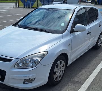 Hyundai i30, uz 4 ljetne i 4 zimske gume, te thule nosači za krov - cover