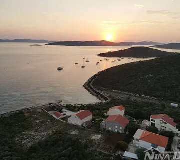 Otok Ugljan Guduće drugi red od mora - Ugljan, Preko