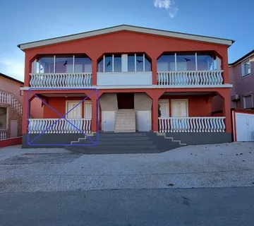 70 met. do mora 3 apartmana - Vir, Vir