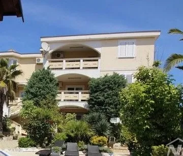 Etažirani apartmani u zgradi, južna strana otoka Vira - Vir, Vir