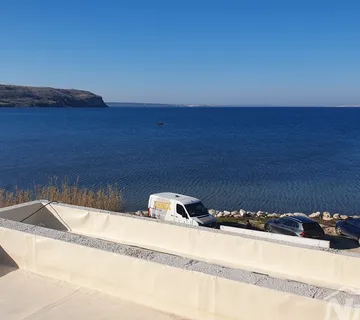 Apartman na prvom katu s krovnom terasom i bazenom 1 red do mora - Rtina, Ražanac