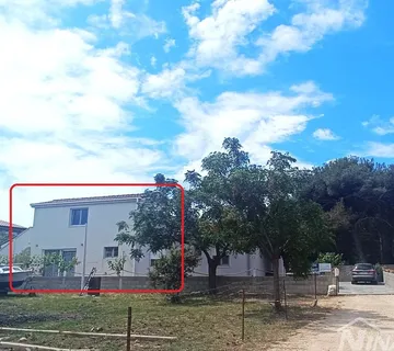 U ponudi dva stana u kući s okućnicom. - Vir, Vir