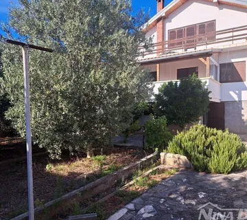 Samostojeća kuća visokoprizemlje, dvorište i garaža. - Zadar