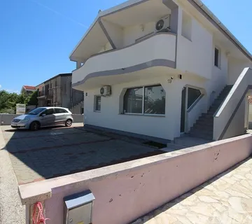 Prizemlje kuće s dijelom dvorišta, južna strana 400 met. do mora - Vir, Vir