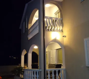 Južna strana otoka Vira, dvoetažni apartman 150 met. do mora - Vir, Vir