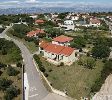 Samostojeća kuća u mirnom predjelu Vrsi – prostrana okućnica-odmah useljiva! - Vrsi, Vrsi