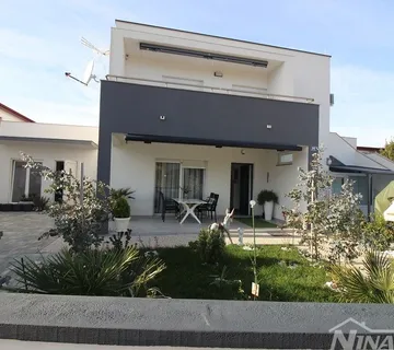 Apartman u prizemlju s pomoćnim objektom. - Vir, Vir