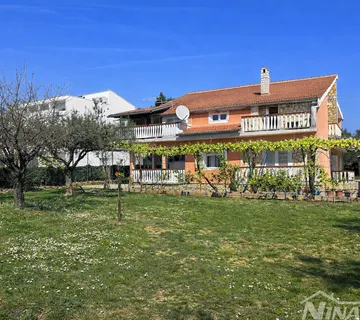Dalmacija Investicijska kuća sa 7 apartmana i velikim zemljištem - Bibinje, Bibinje