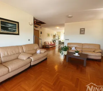 VIŠNJIK – Prostran dvoetažni stan 140 m² s pogledom na grad - Zadar
